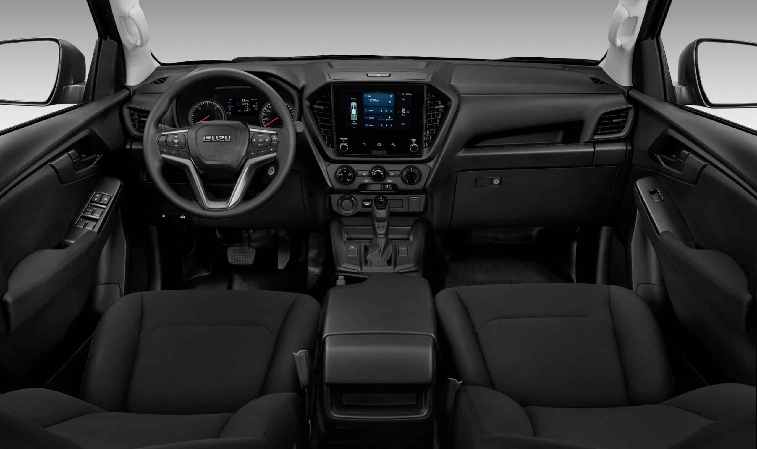 Intérieur Isuzu D-Max noir avec volant siglé, écran tactile central et sièges en tissu sombre.