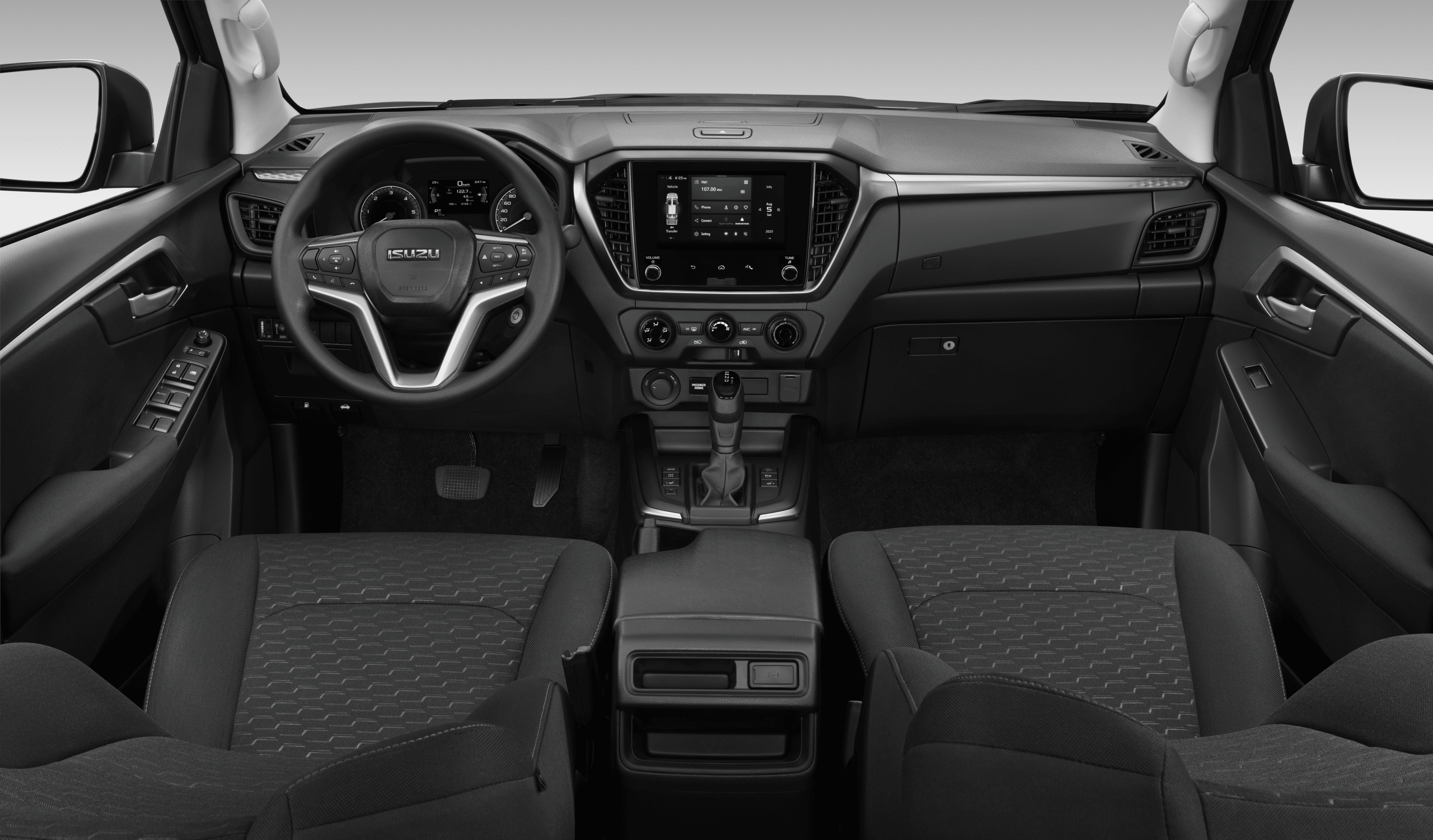 Habitacle Isuzu : volant avec logo, écran tactile central et sièges en tissu sombre texturé.