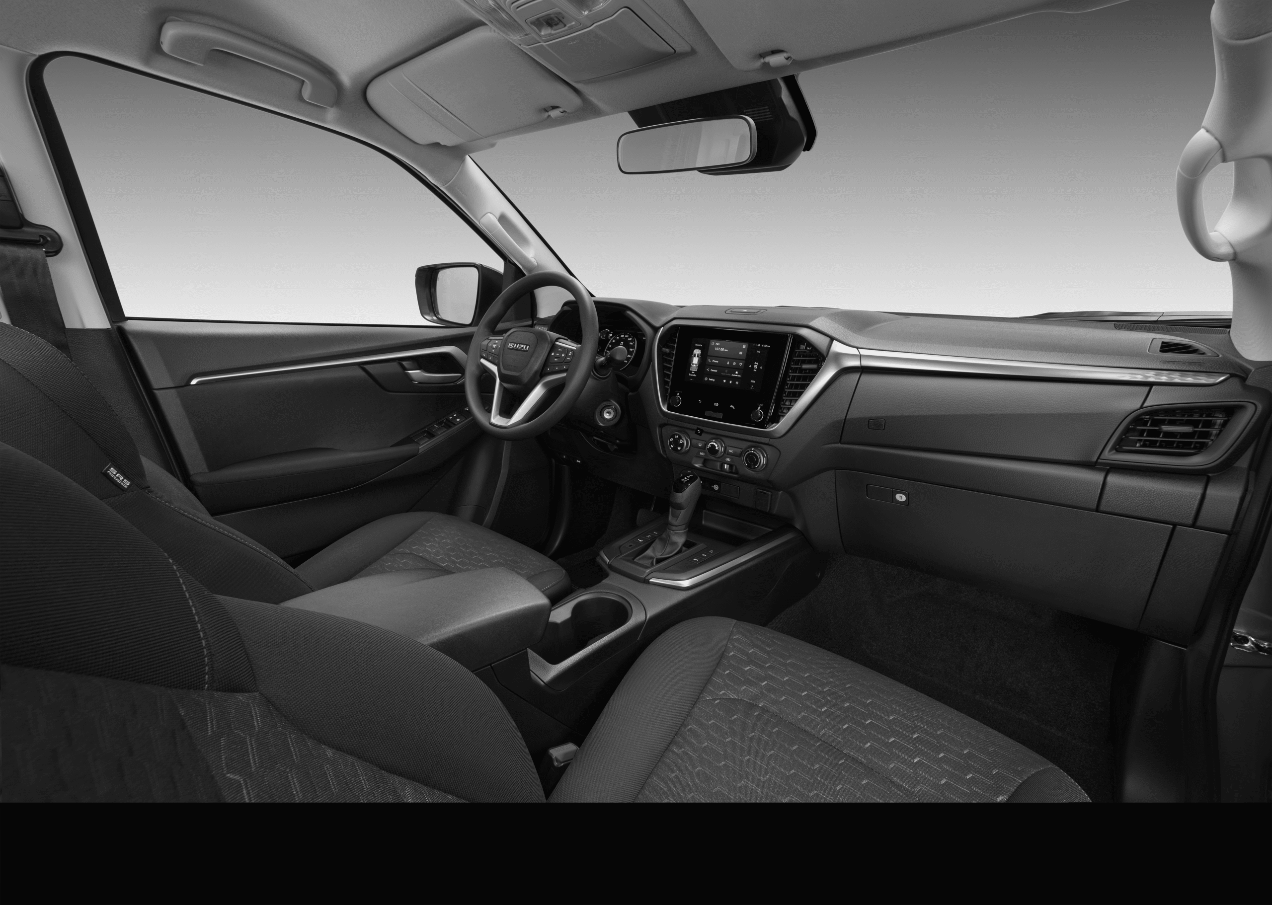 Intérieur Isuzu : tableau de bord avec écran tactile, volant et sièges en tissu noir texturé.
