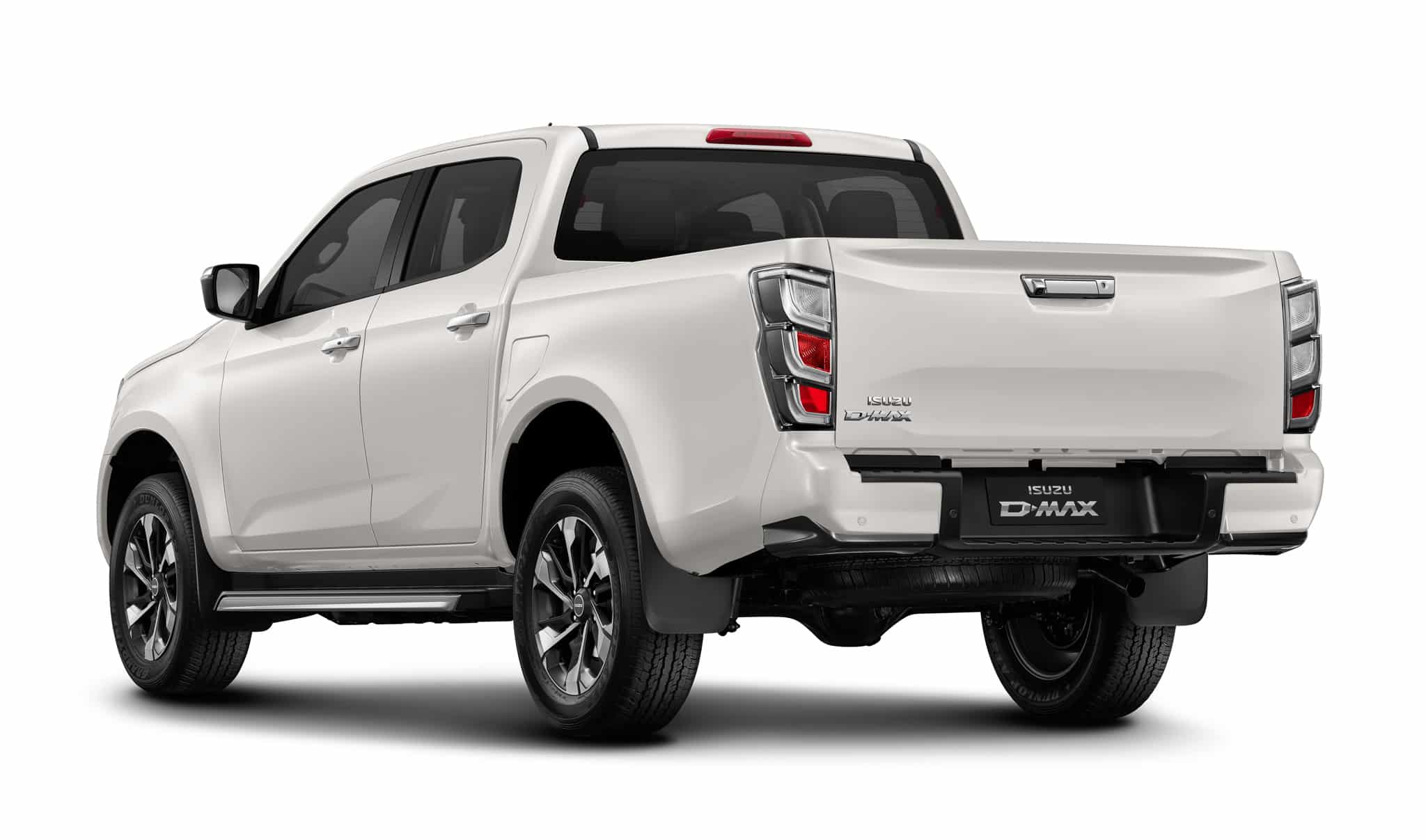 Isuzu D-Max blanc, vue arrière trois-quarts avec jantes alliage et logos visibles sur fond blanc.