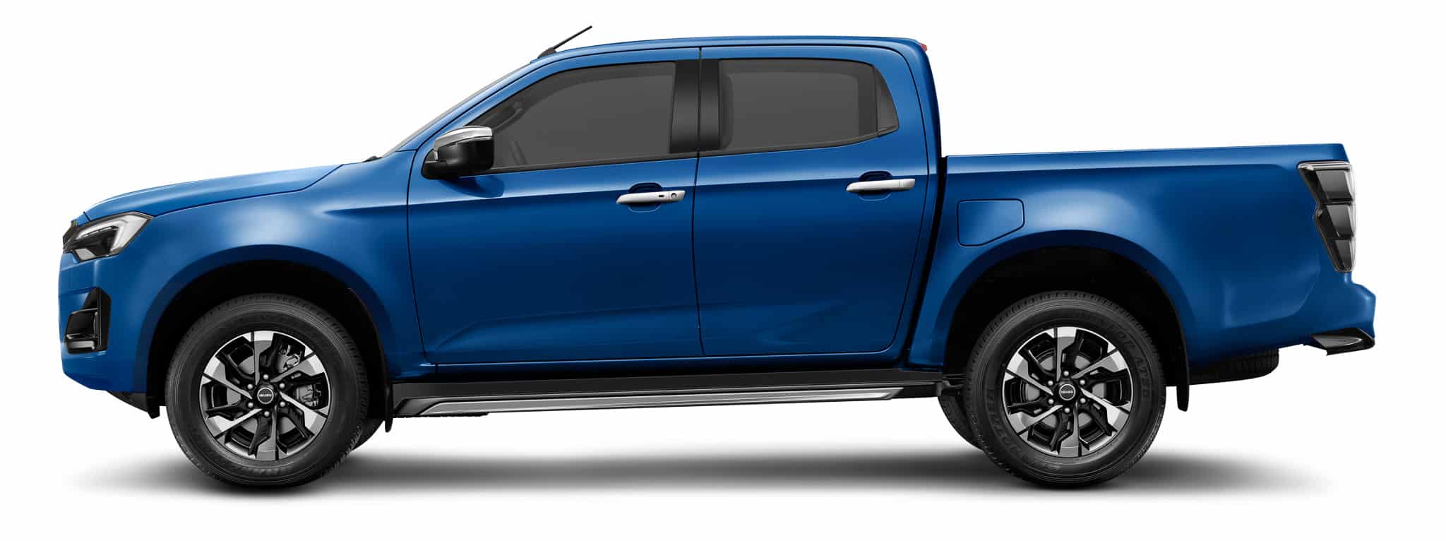 Profil d'un pick-up Isuzu D-Max bleu, cabine double et jantes alliage, sur fond blanc neutre.