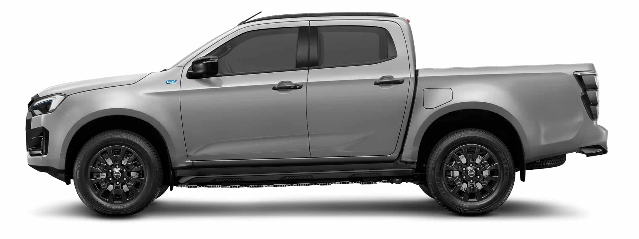 Pick-up Isuzu D-Max électrique argenté de profil, badge EV et jantes noires.