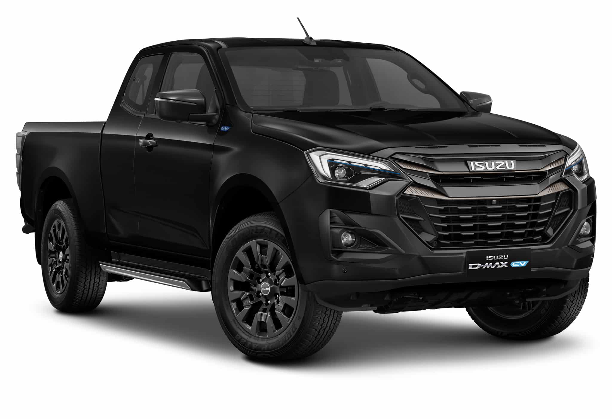 Pickup électrique Isuzu D-MAX EV noir, jantes alliage et logo frontal sur fond blanc.