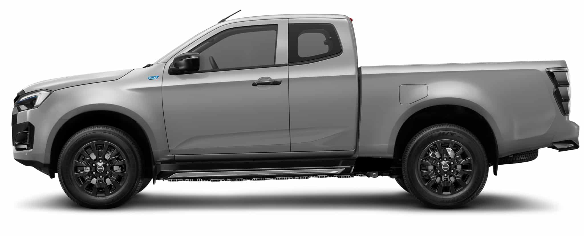 Pick-up Isuzu D-Max EV argenté de profil, jantes noires et badge bleu EV.