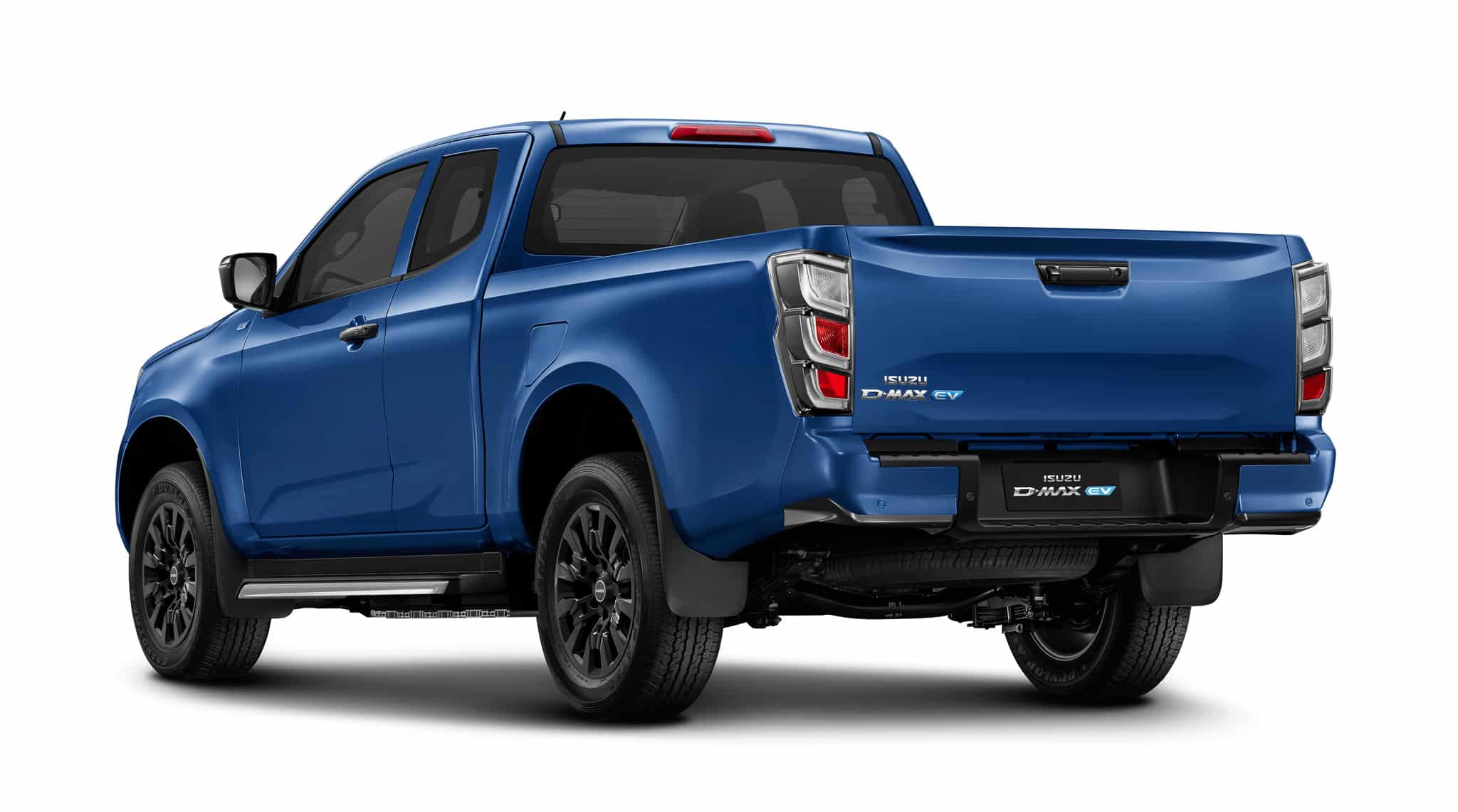 Isuzu D-Max EV bleu électrique, vue arrière trois-quarts montrant le logo D-MAX EV et la benne.
