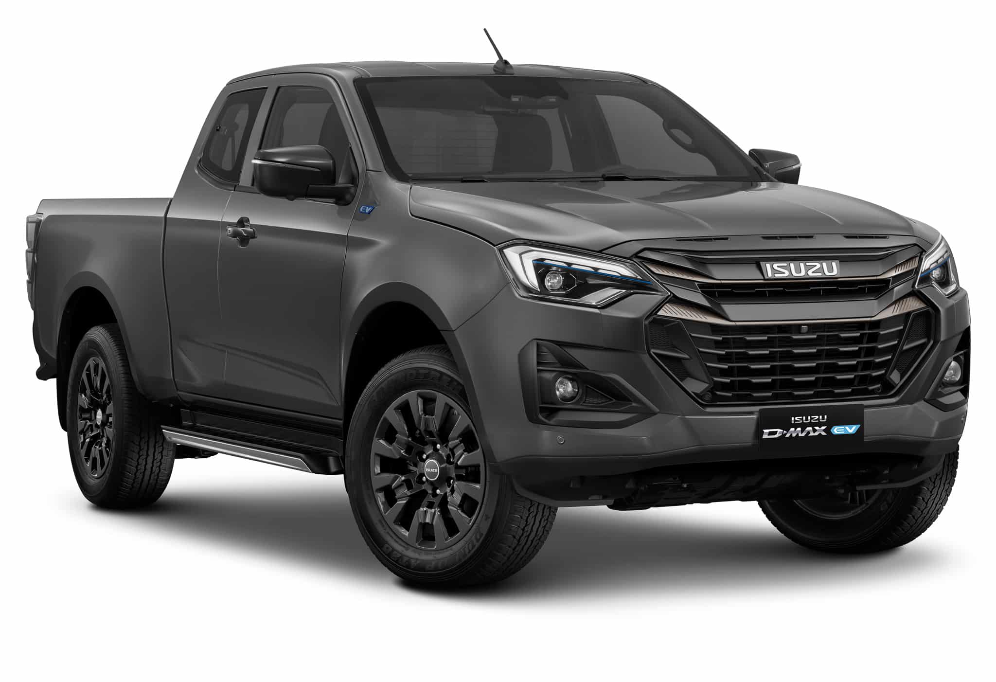 Pickup Isuzu D-Max EV gris foncé de face, calandre moderne et détails bleus sur fond blanc.