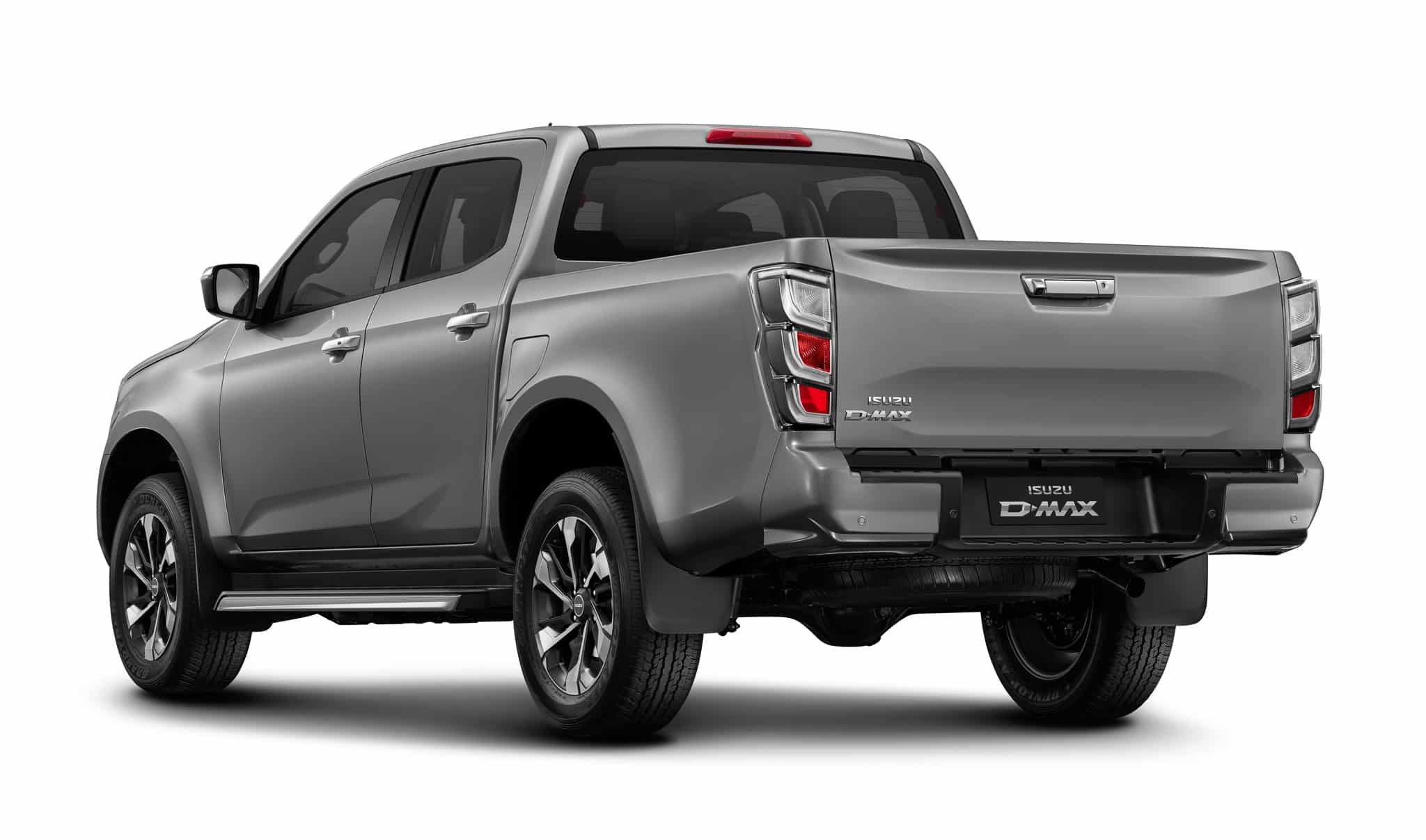 Isuzu D-Max gris métallisé, vue arrière trois-quarts avec benne et jantes alliage sur fond blanc.