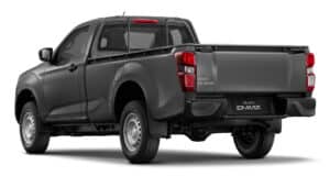Isuzu D-MAX gris cabine simple, vue arrière trois-quarts avec jantes en acier sur fond blanc.
