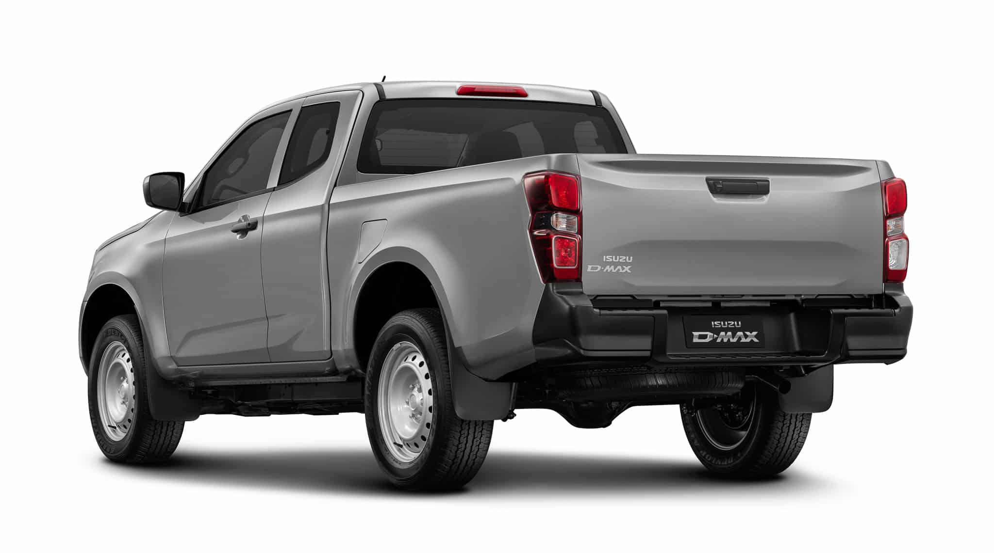 Isuzu D-MAX gris argenté, vue arrière trois-quarts, utilitaire robuste sur fond blanc.