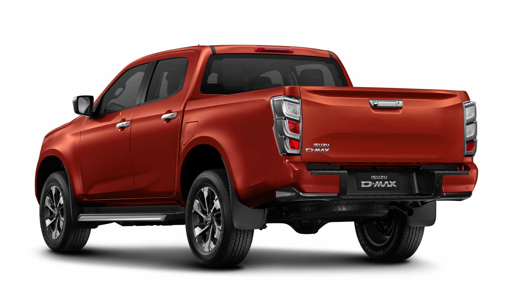 Isuzu D-Max rouge métallisé, vue arrière trois-quarts. Logo ISUZU D-MAX visible sur le hayon.