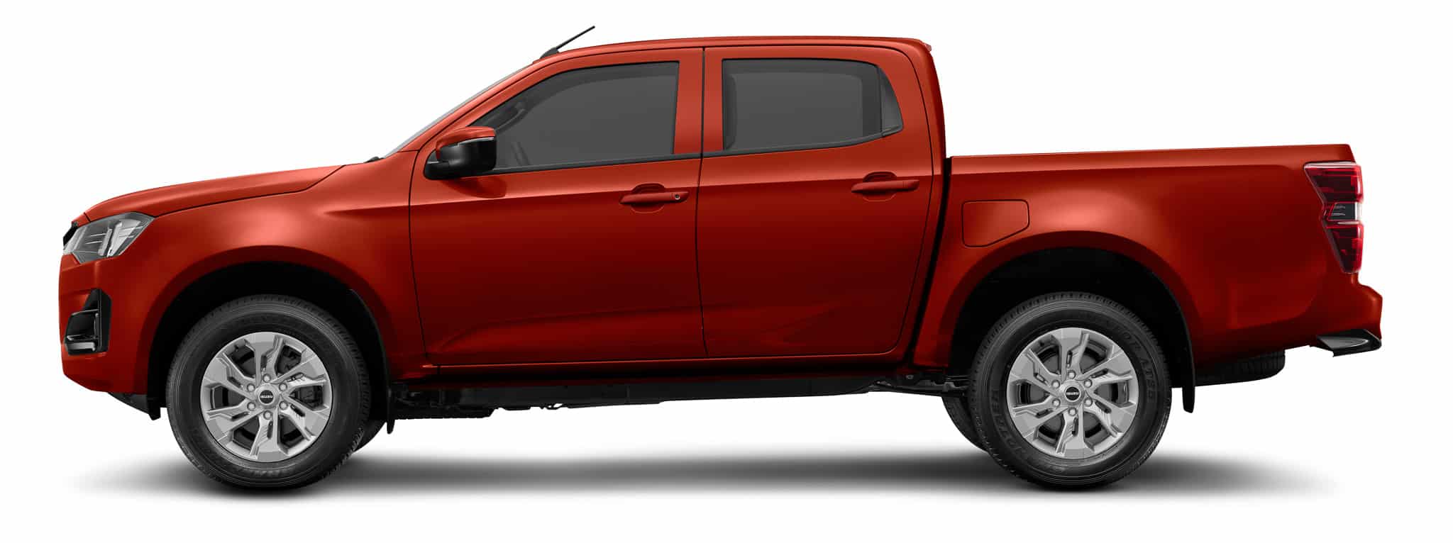 Pick-up Isuzu D-Max rouge double cabine de profil sur fond blanc, jantes alliage argent.