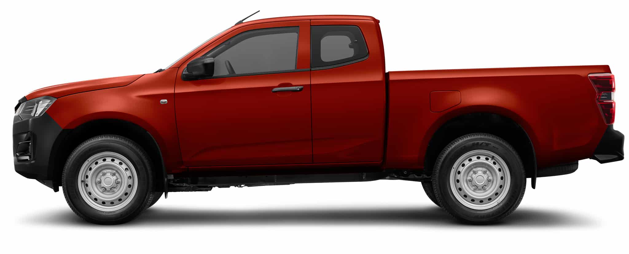Pick-up Isuzu rouge à cabine approfondie et roues en acier, vue de profil sur fond blanc.