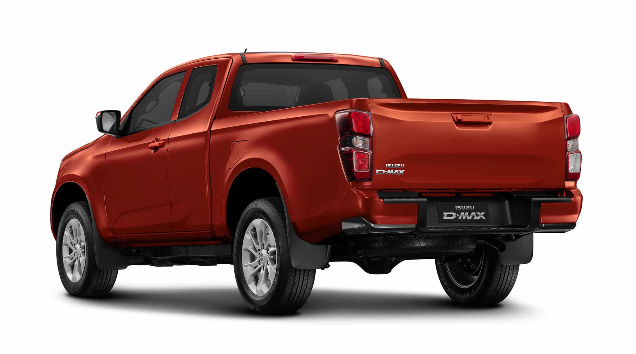 Isuzu D-MAX rouge, vue arrière trois-quarts, logos visibles sur fond blanc.
