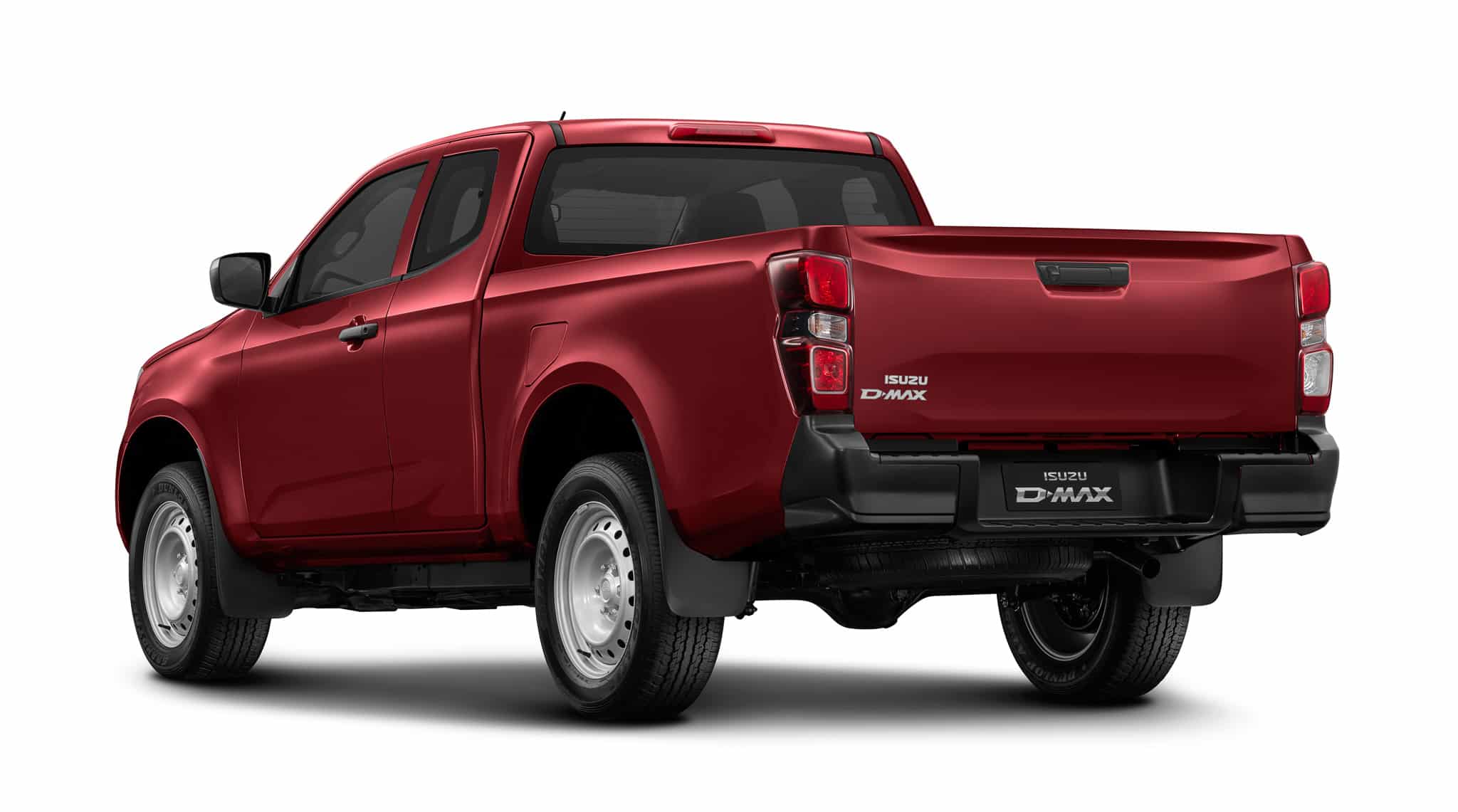 Pick-up Isuzu D-Max rouge, vue arrière trois-quarts, badge visible sur fond blanc.