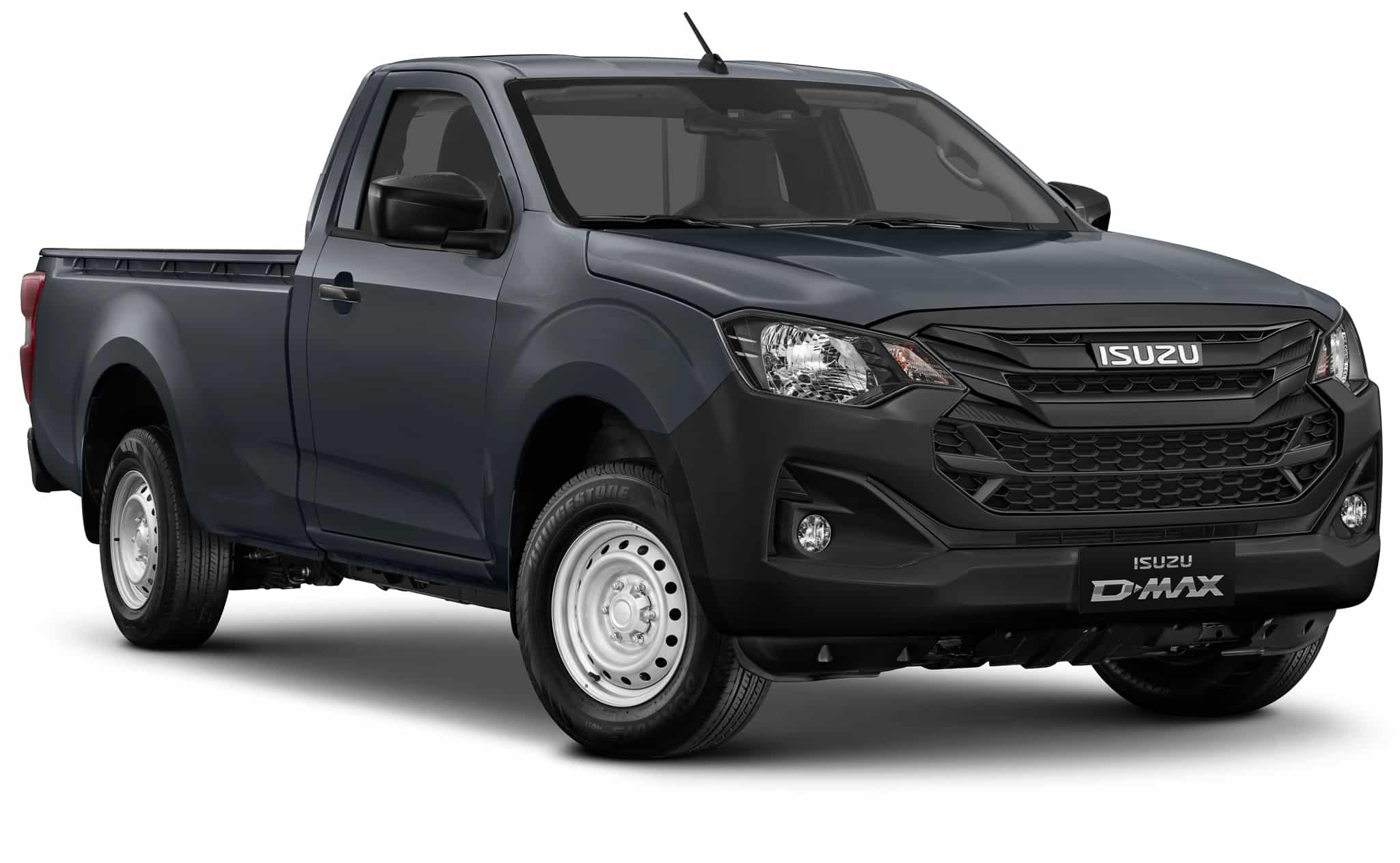Isuzu D-Max simple cabine gris, utilitaire avec roues en acier et calandre noire robuste sur fond blanc.