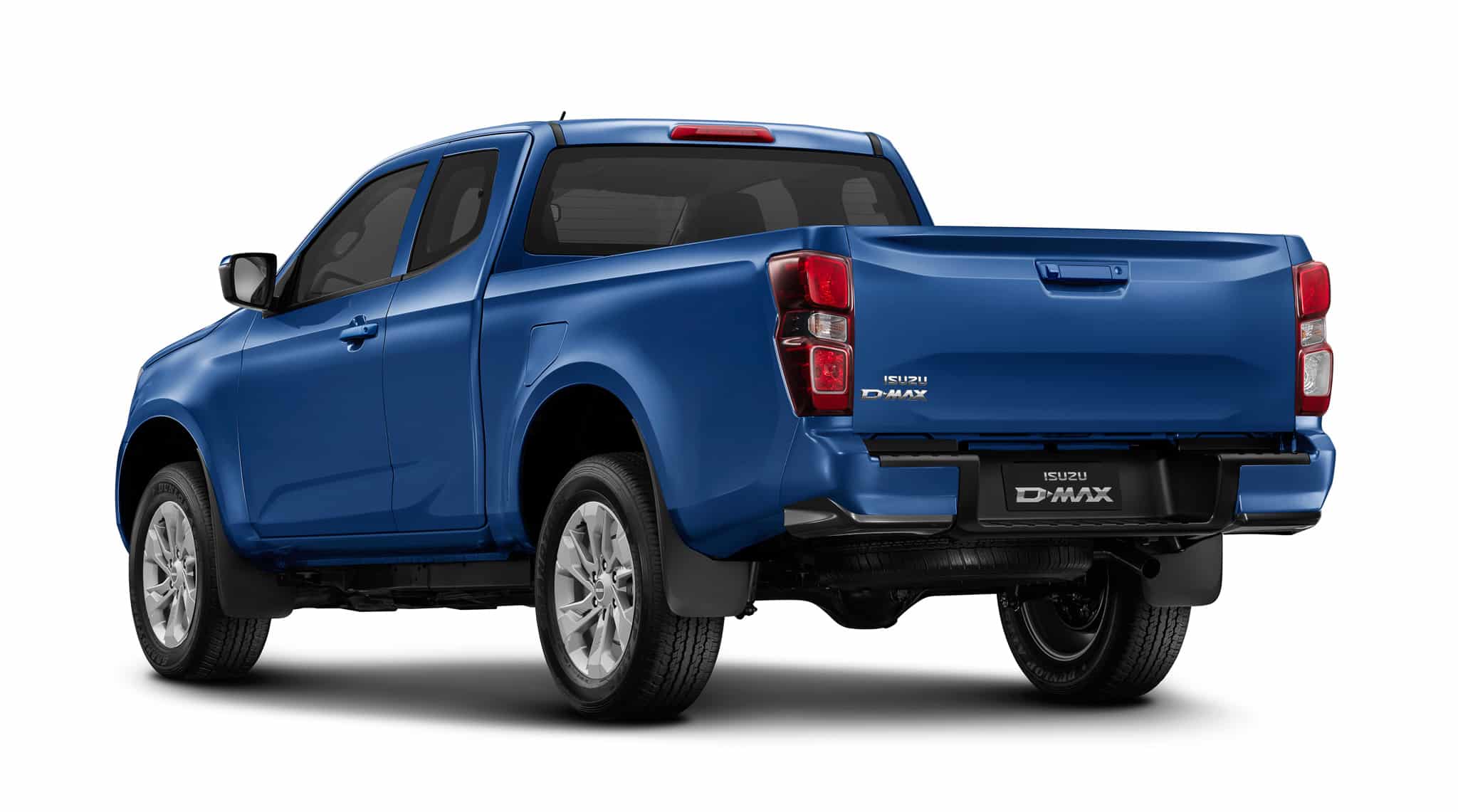 Pickup Isuzu D-MAX bleu, vue arrière trois-quarts, carrosserie brillante et benne sur fond blanc.