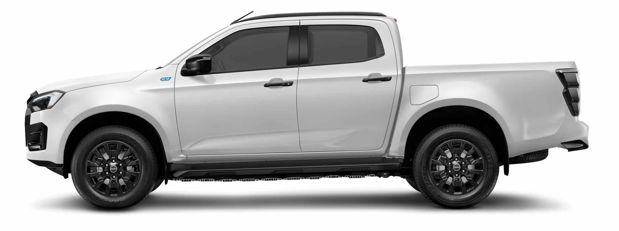 Pick-up électrique blanc Isuzu de profil avec jantes noires et badge EV, sur fond blanc.