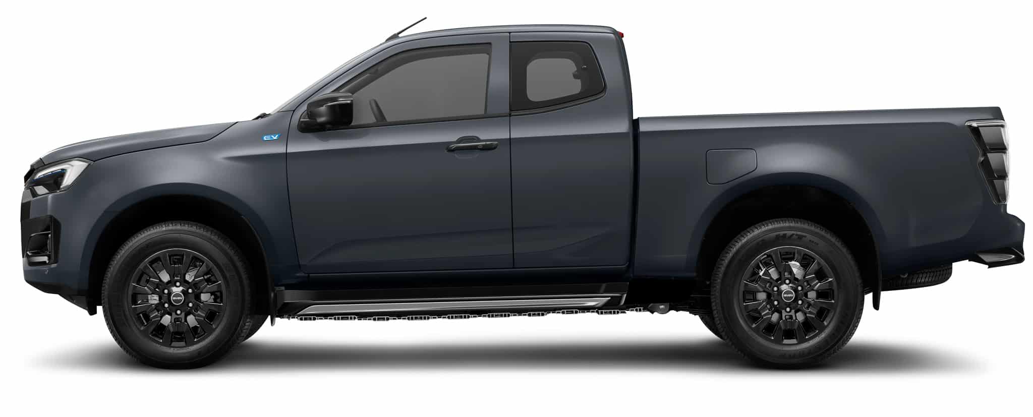 Pick-up Isuzu électrique gris de profil, badge EV et jantes noires sur fond blanc.