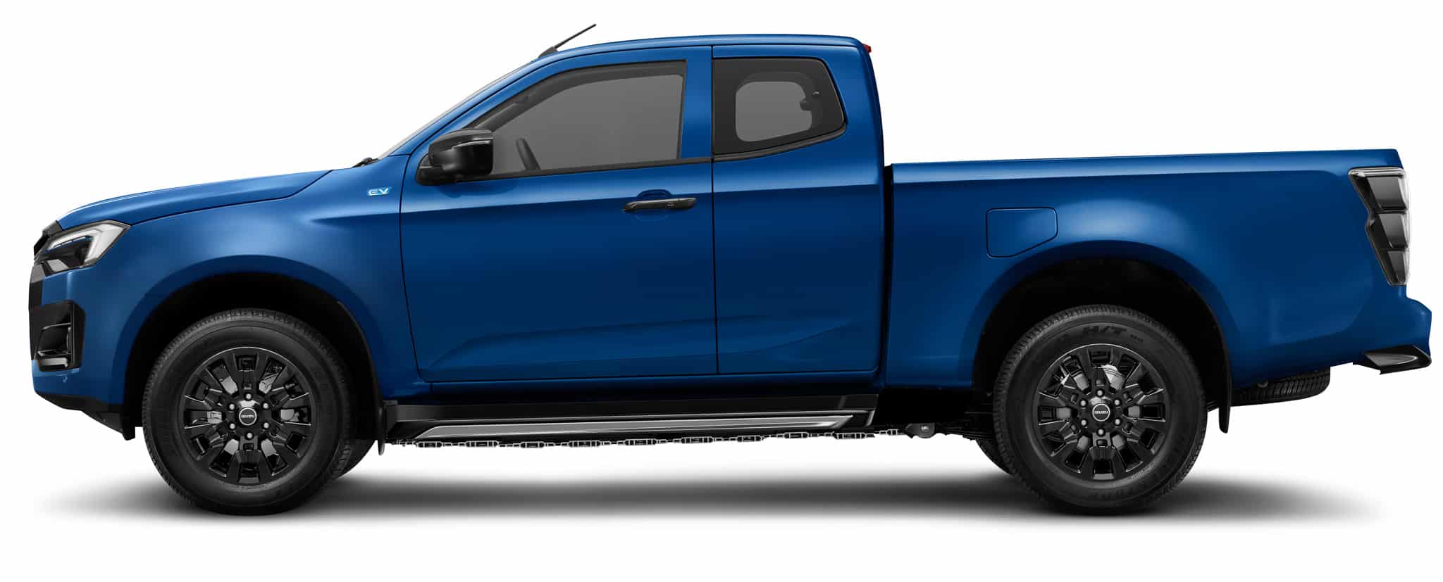 Pick-up Isuzu D-Max EV bleu de profil avec badge électrique et jantes noires sur fond blanc.