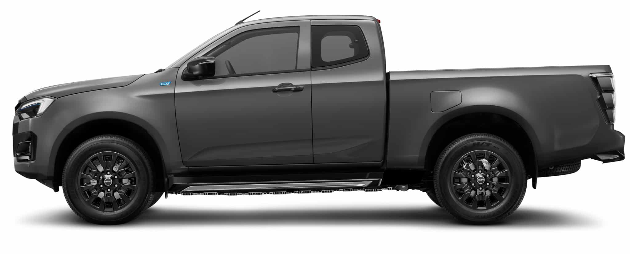 Profil d'un pickup électrique Isuzu gris mat avec jantes noires et badge EV.