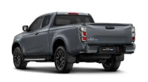 Isuzu D-Max EV gris, pick-up électrique en vue arrière trois-quarts sur fond blanc.