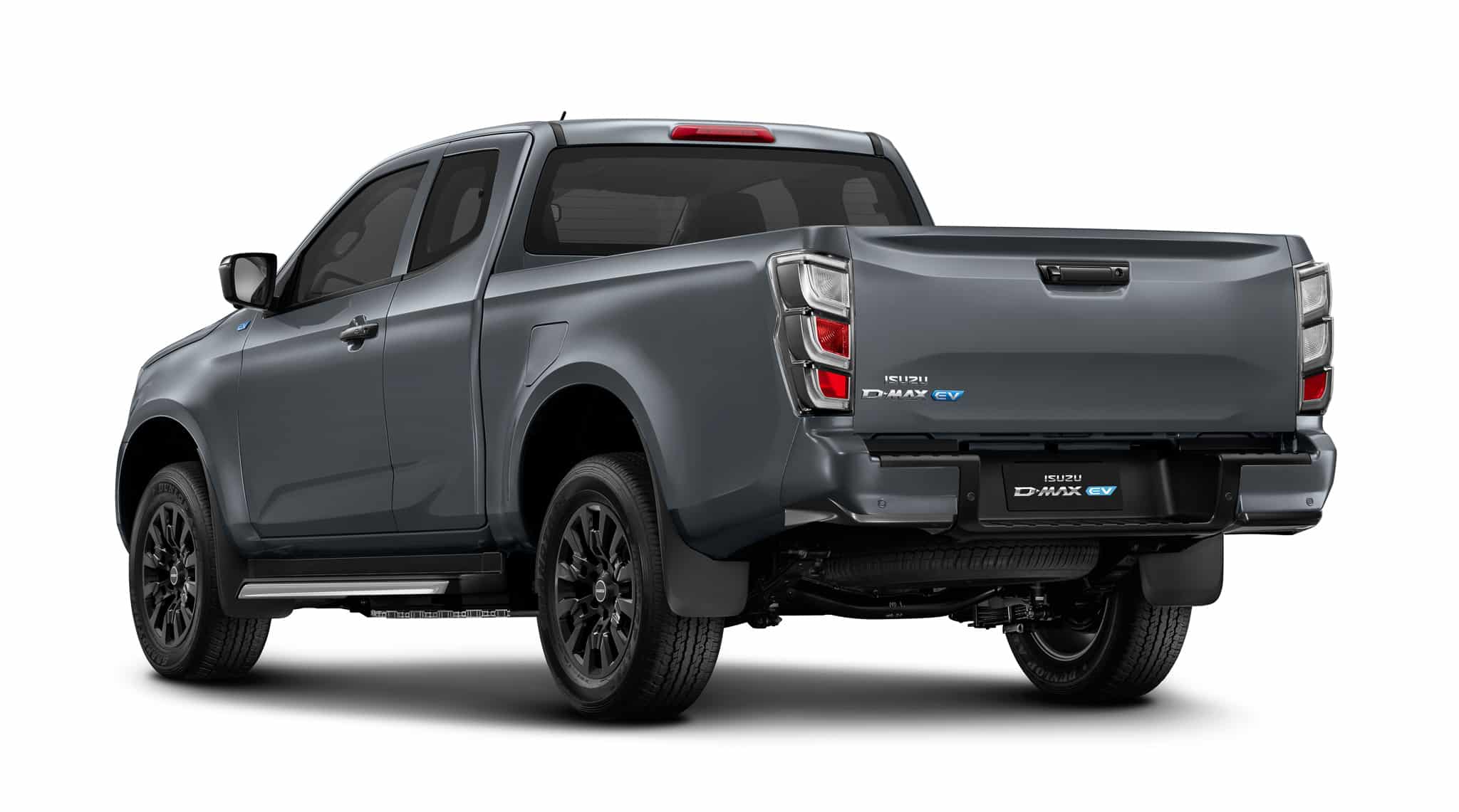 Isuzu D-Max EV gris, pick-up électrique en vue arrière trois-quarts sur fond blanc.