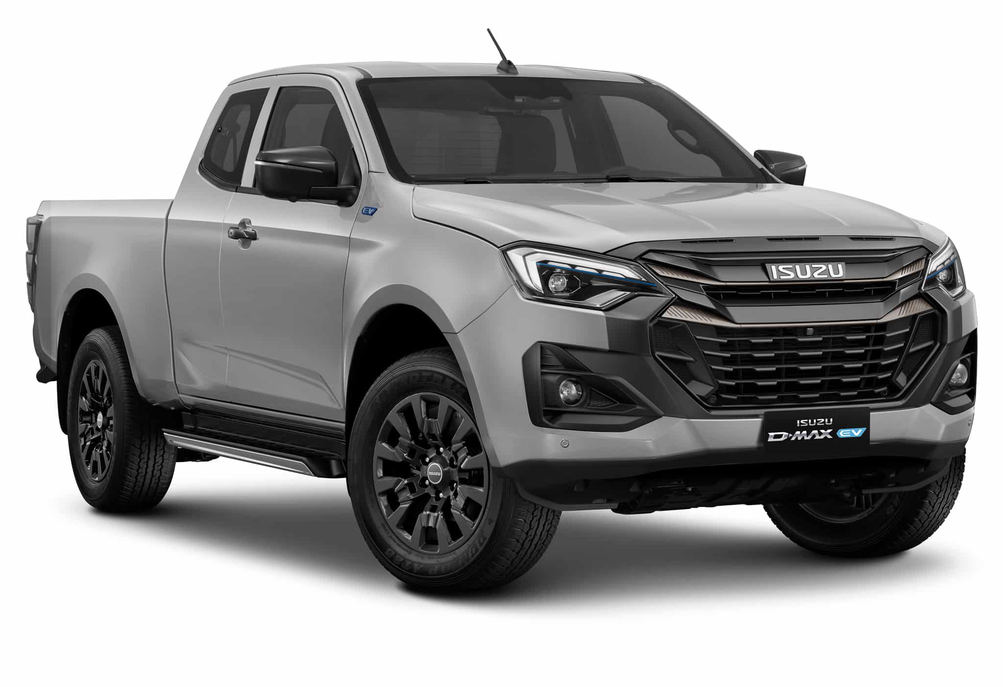Pick-up électrique Isuzu D-Max EV argenté aux jantes noires sur fond blanc.
