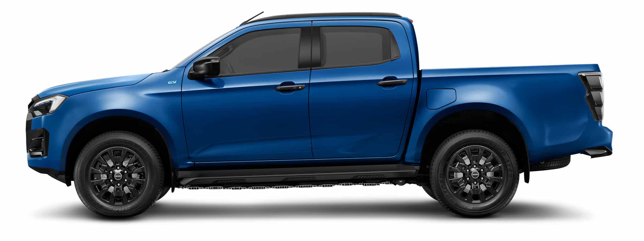 Pick-up Isuzu D-MAX EV bleu de profil, badge électrique visible sur fond blanc.