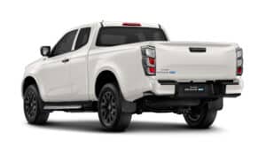 Isuzu D-Max EV blanc, vue arrière trois-quarts, roues noires, badge EV visible sur fond blanc.