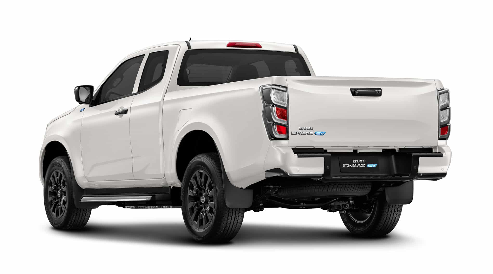 Isuzu D-Max EV blanc, vue arrière trois-quarts, roues noires, badge EV visible sur fond blanc.