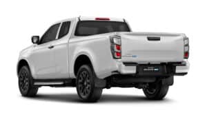 Isuzu D-Max EV blanc, vue arrière trois-quarts avec jantes noires.