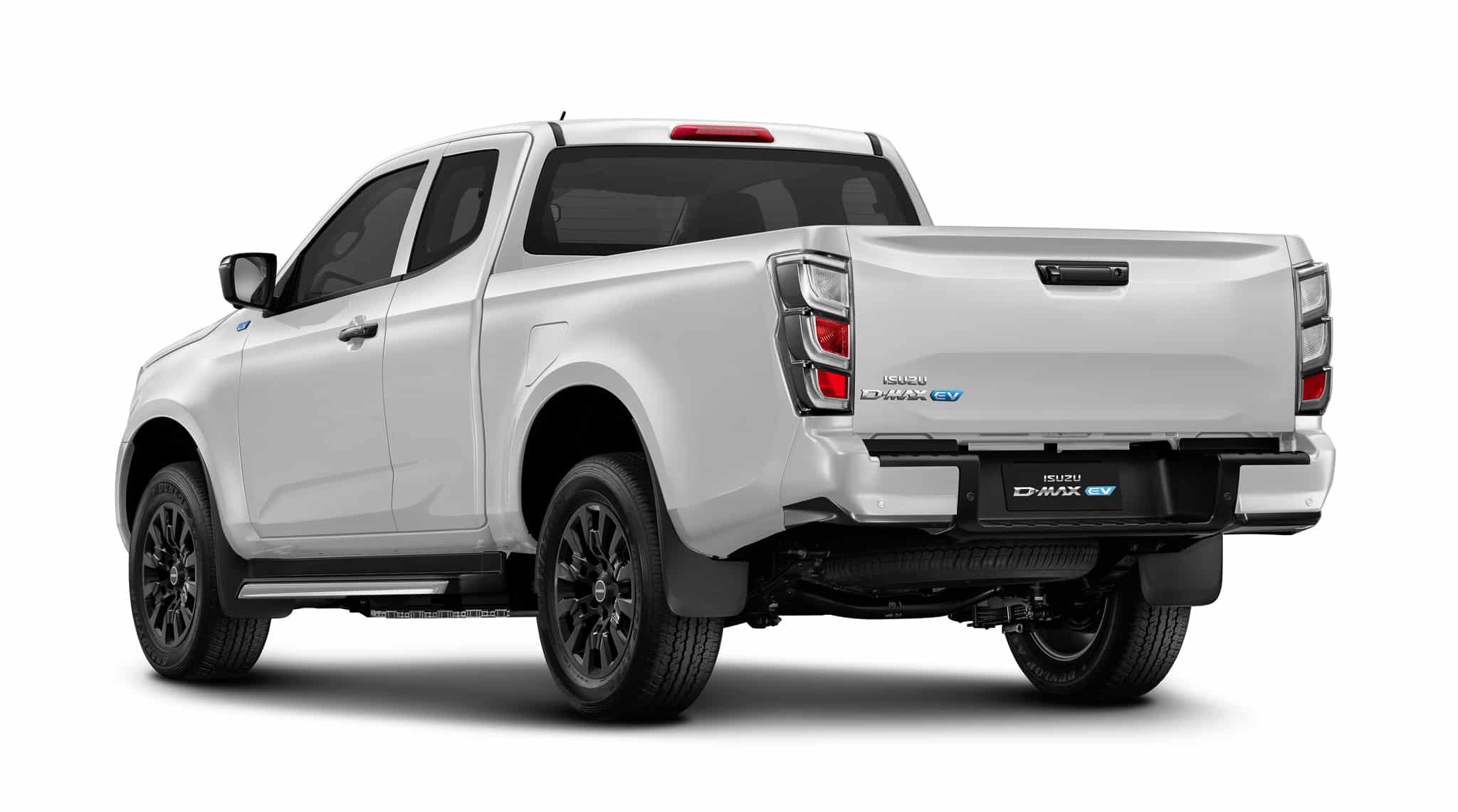 Isuzu D-Max EV blanc, vue arrière trois-quarts avec jantes noires.