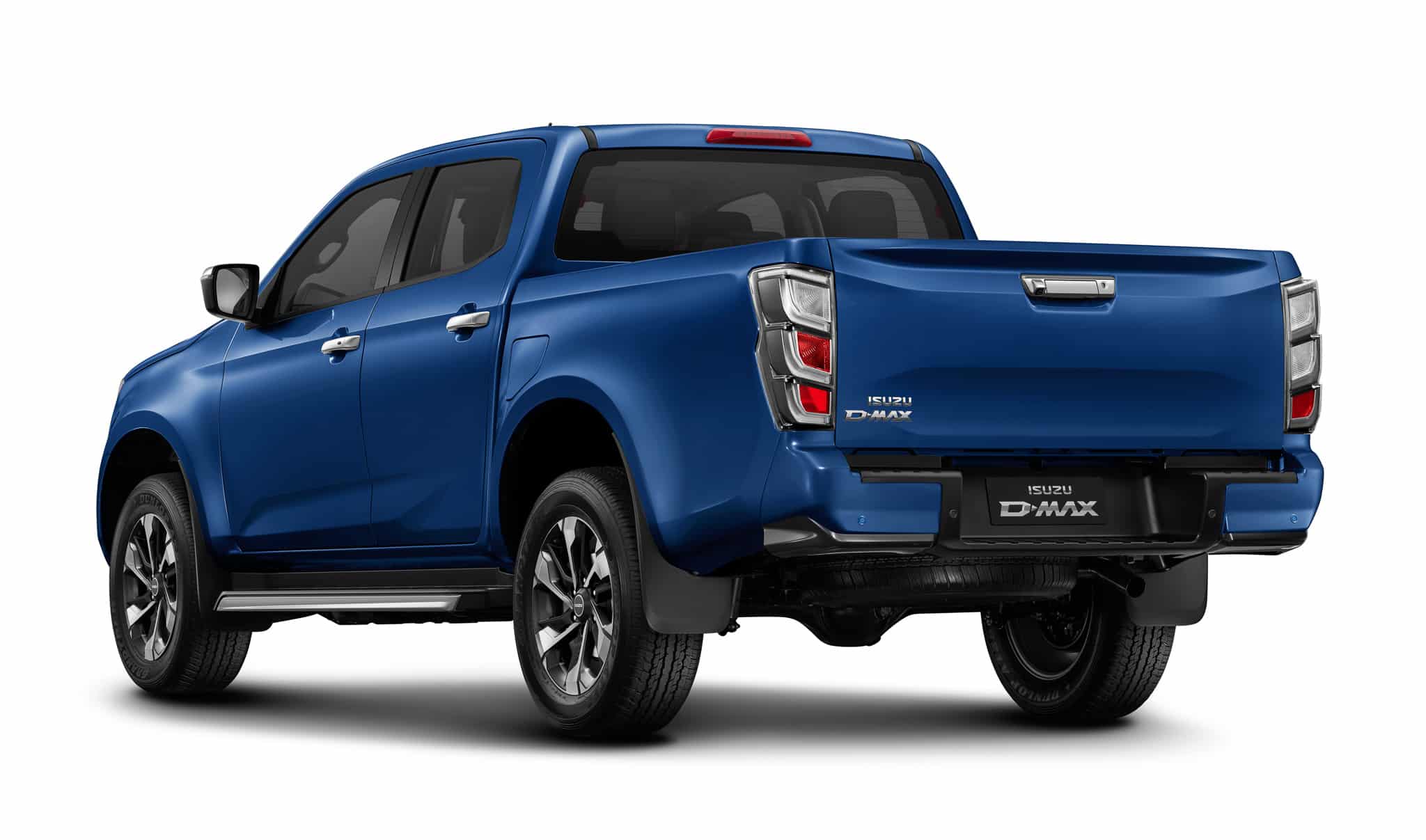 Isuzu D-MAX bleu, vue arrière trois-quarts. Pickup robuste avec logo chromé sur fond blanc.