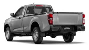 Pickup Isuzu D-MAX gris argenté, vue arrière trois-quarts, cabine simple sur fond blanc.