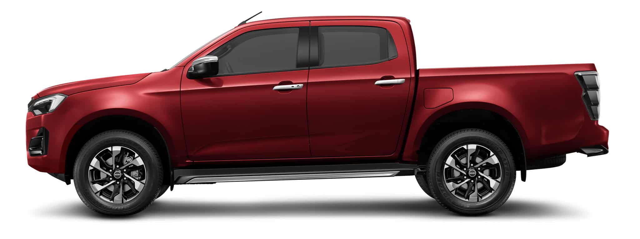 Isuzu D-Max rouge de profil, double cabine et jantes alliage sur fond blanc.