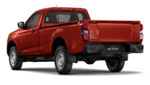 Isuzu D-MAX rouge, cabine simple, vue arrière. Jantes acier, logo Isuzu D-MAX visible.