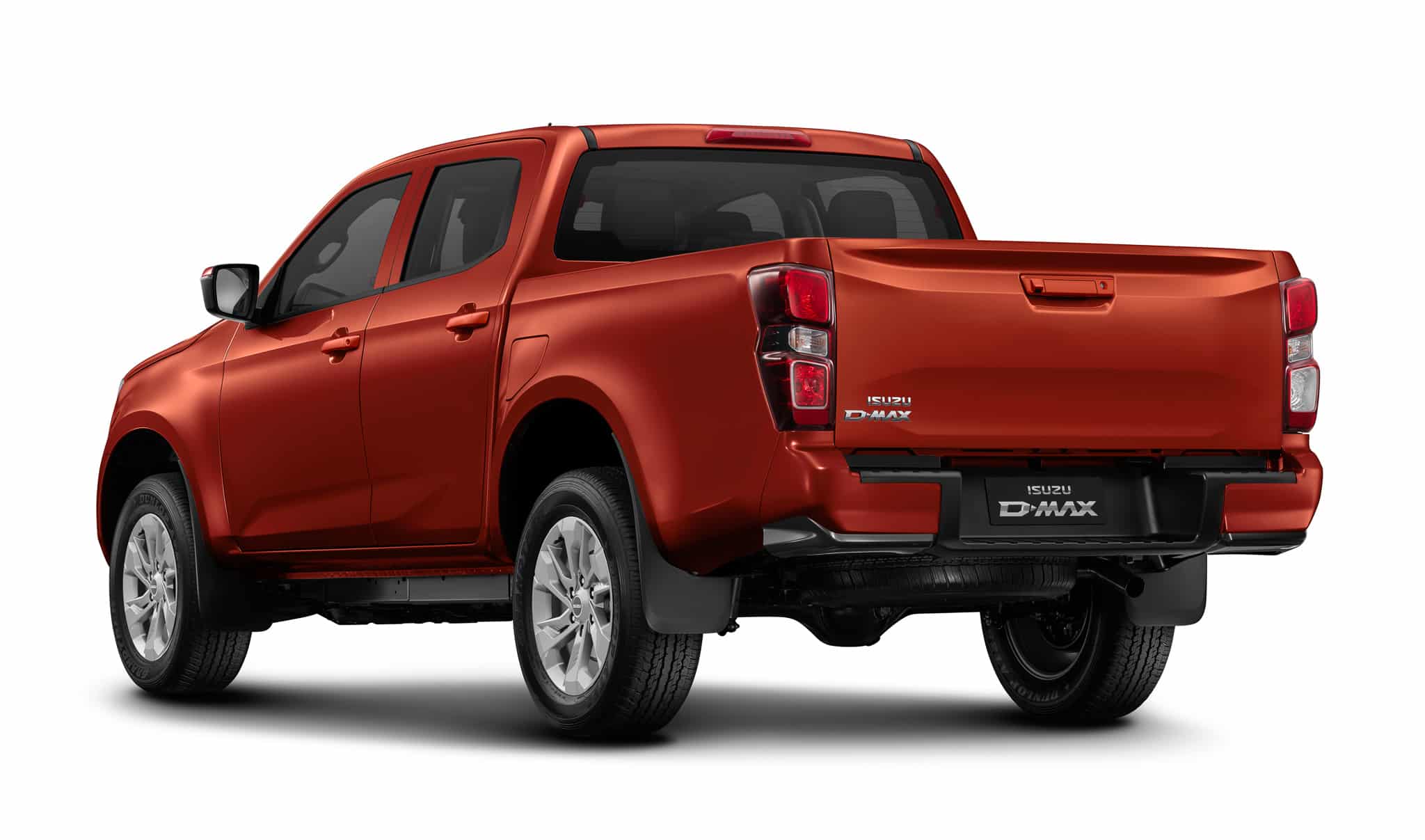 Pick-up Isuzu D-MAX rouge, vue arrière trois-quarts, logo D-MAX visible, fond blanc.