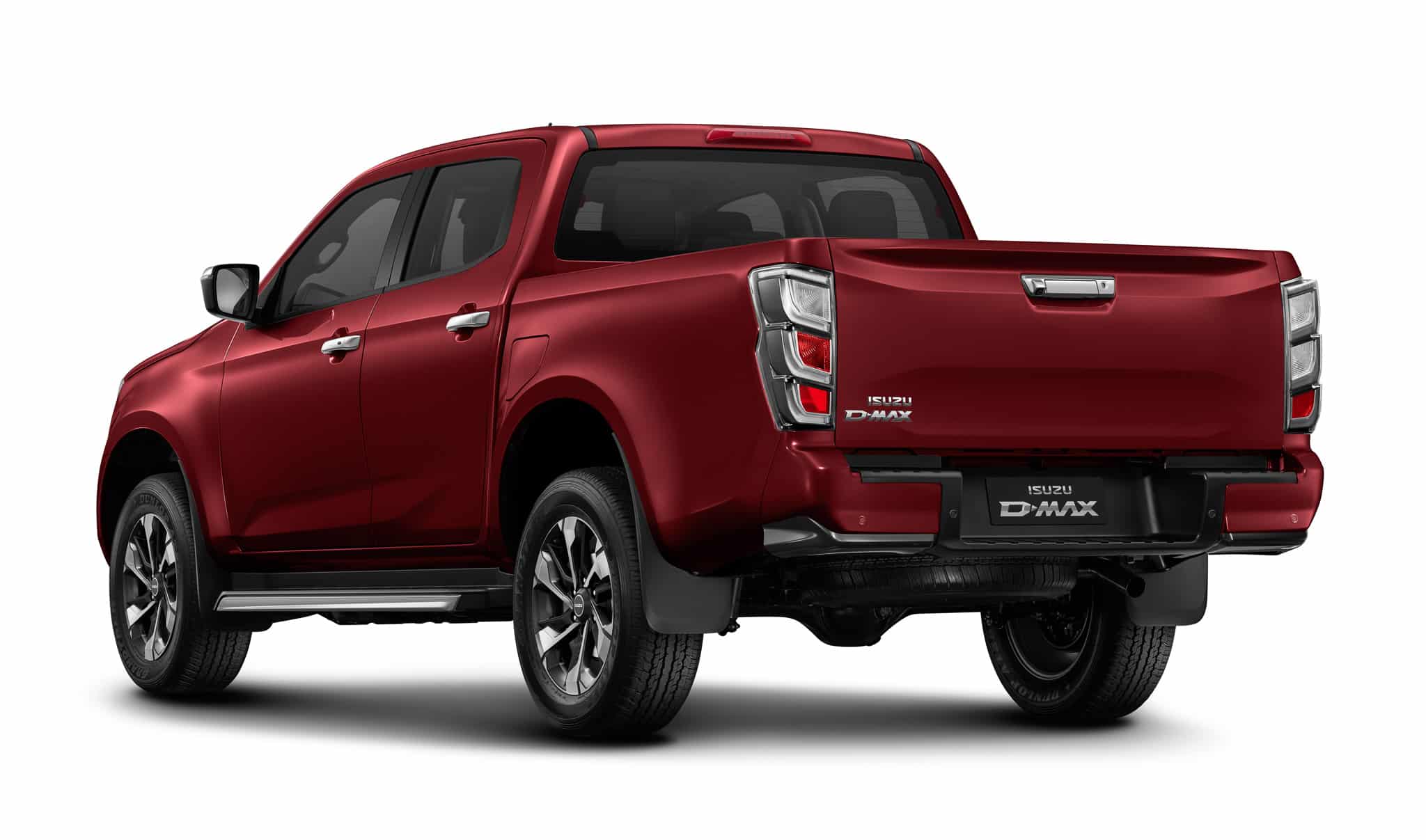 Pick-up Isuzu D-MAX rouge, vue arrière trois-quarts, logos Isuzu D-MAX visibles sur fond blanc.