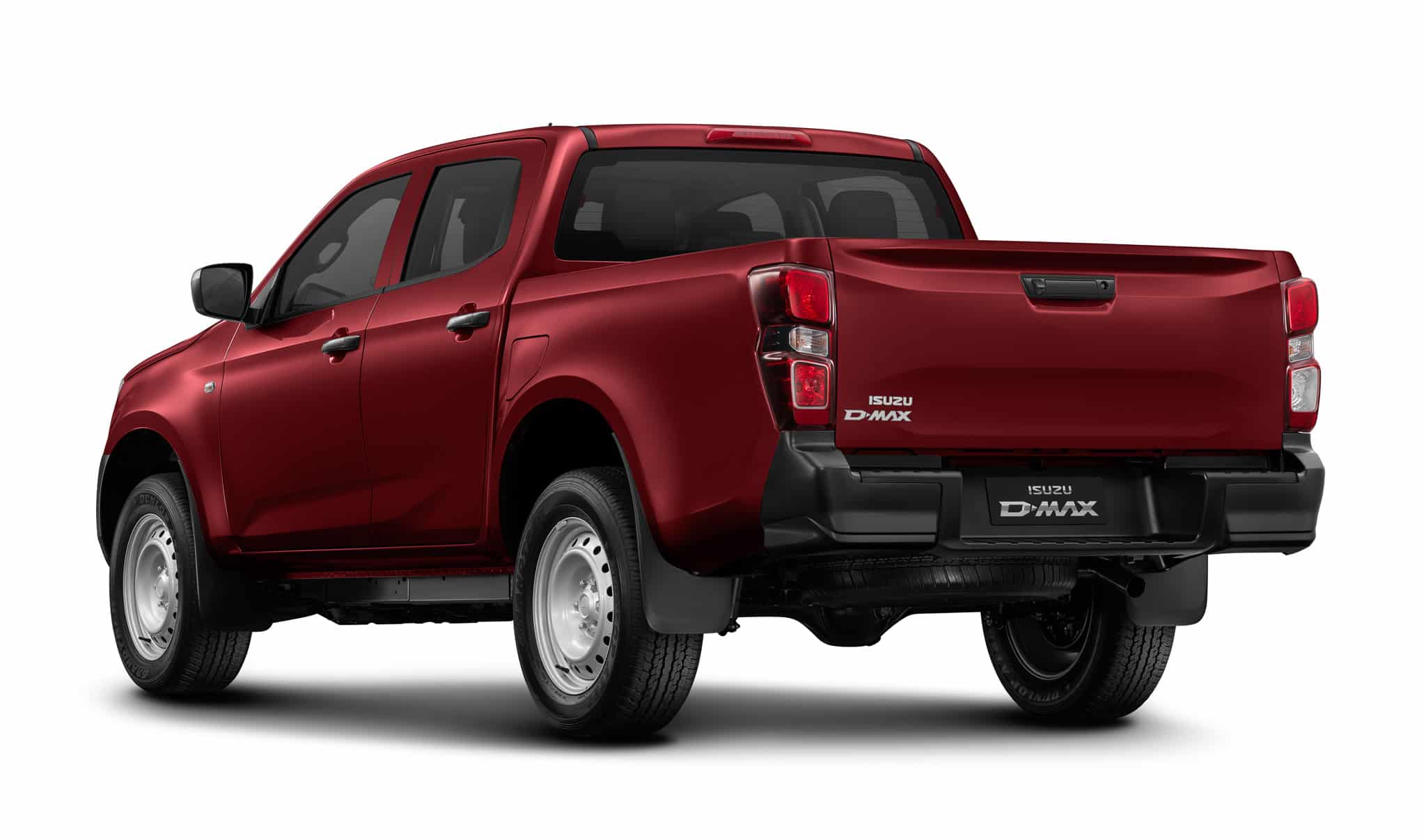 Isuzu D-MAX rouge, vue arrière avec logos, fond blanc.