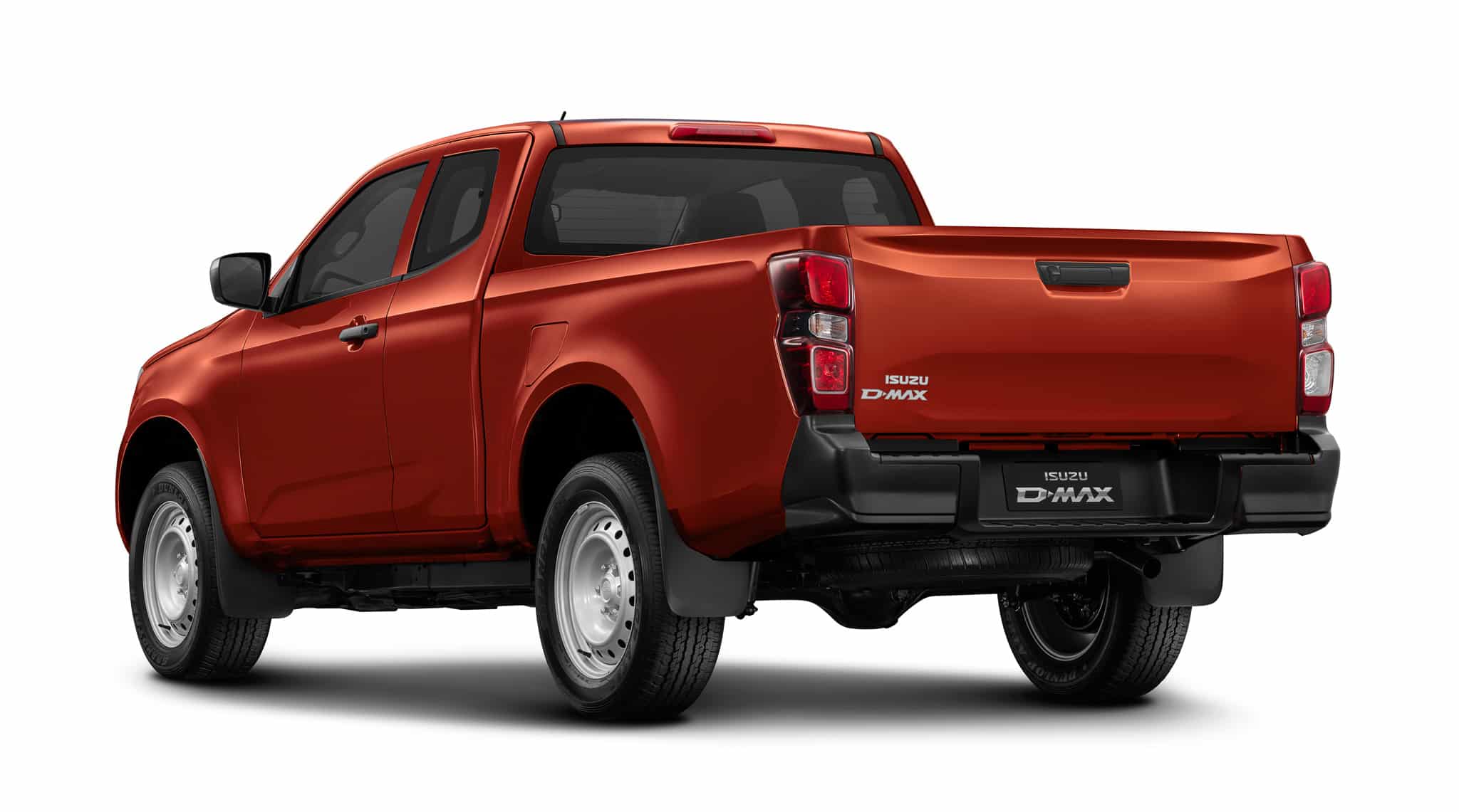 Pickup Isuzu D-MAX rouge, vue arrière. Silhouette robuste, jantes acier, lettrage Isuzu D-MAX.