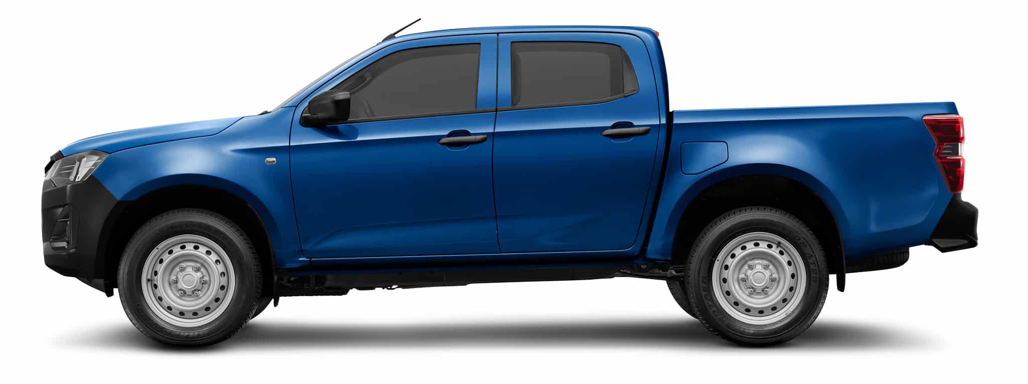 Pickup bleu double cabine, vue latérale, jantes acier argentées, design robuste sur fond blanc.