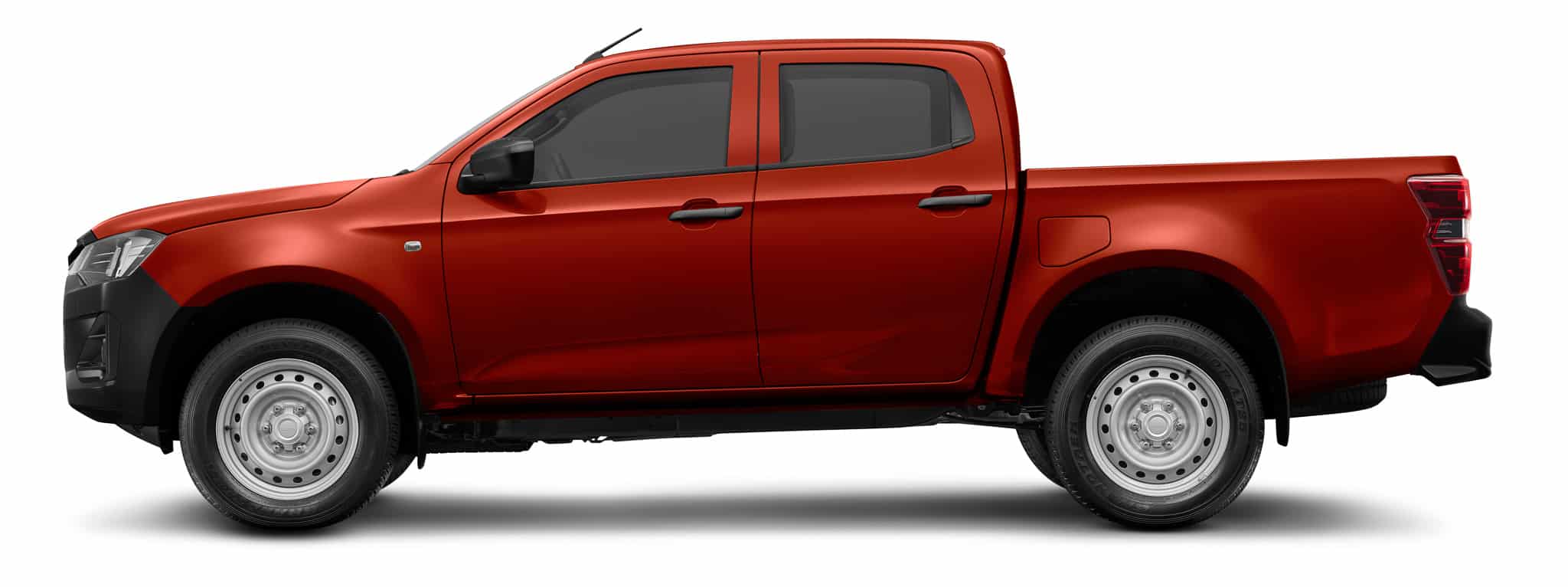Pickup double cabine orange vif de profil, jantes en acier et finitions noires, fond blanc.