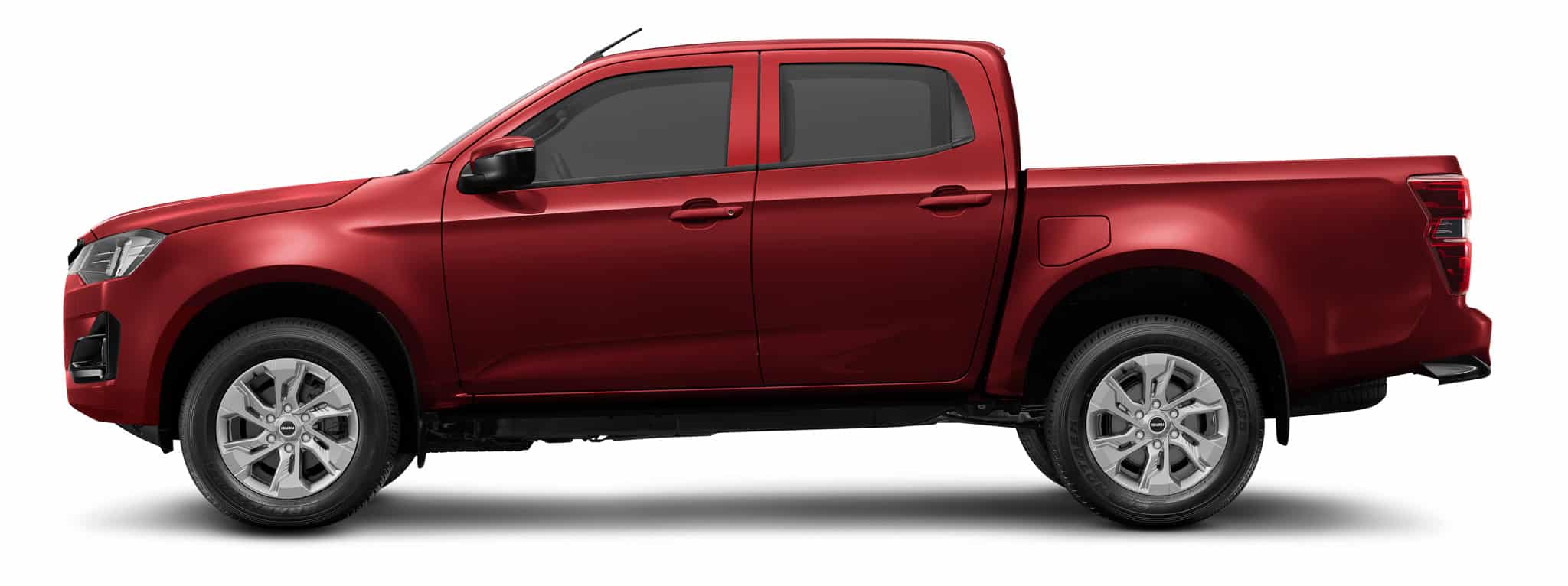 Pickup Isuzu rouge double cabine de profil, jantes alliage, sur fond blanc.