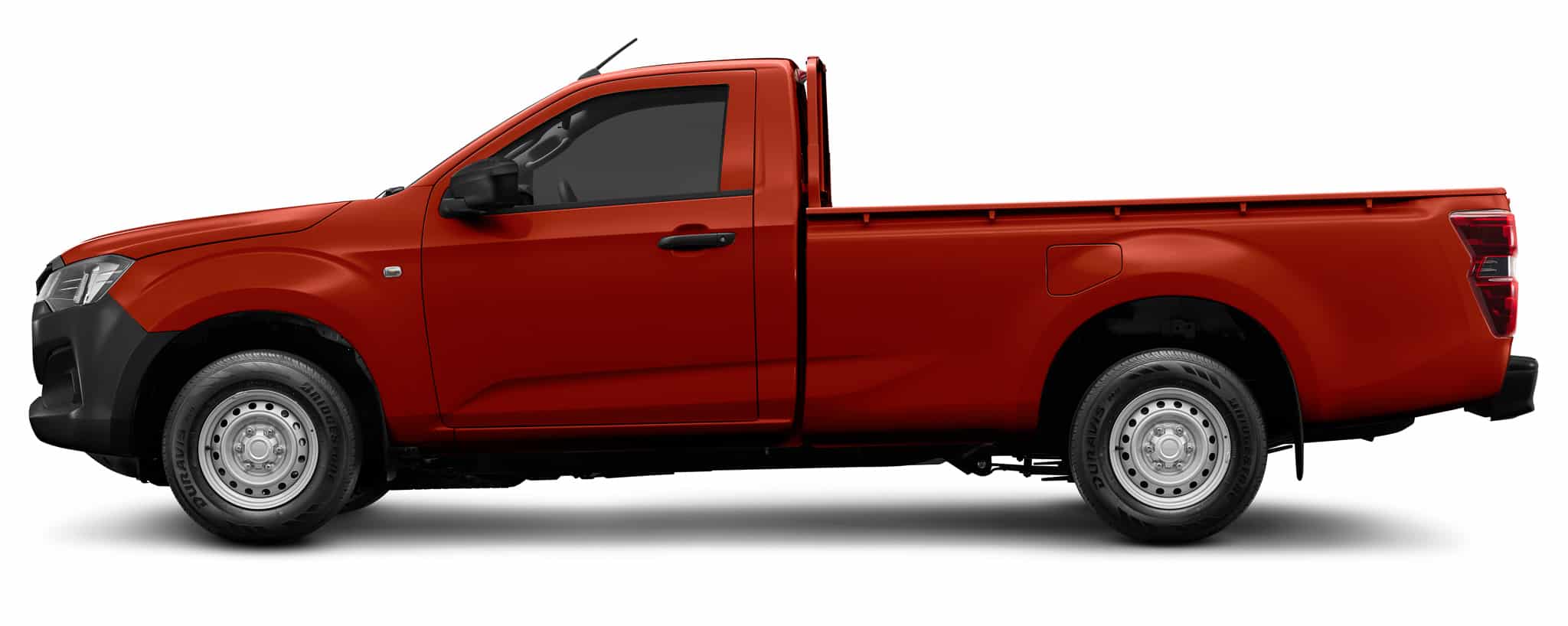 Pick-up rouge simple cabine de profil, jantes acier et pneus Bridgestone sur fond blanc.
